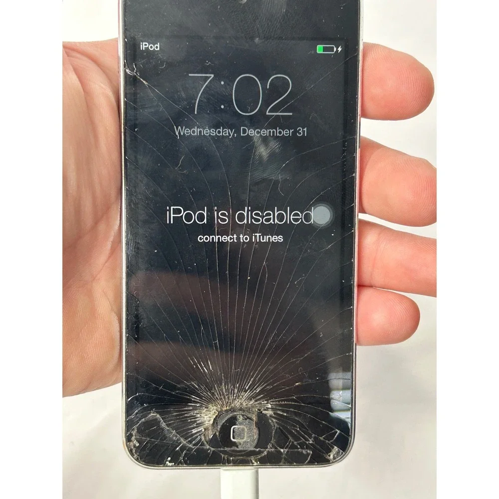 Apple iPod Touch 5th Generation 16GB Silver (A1509) Parts Only Cracked Turns On‎